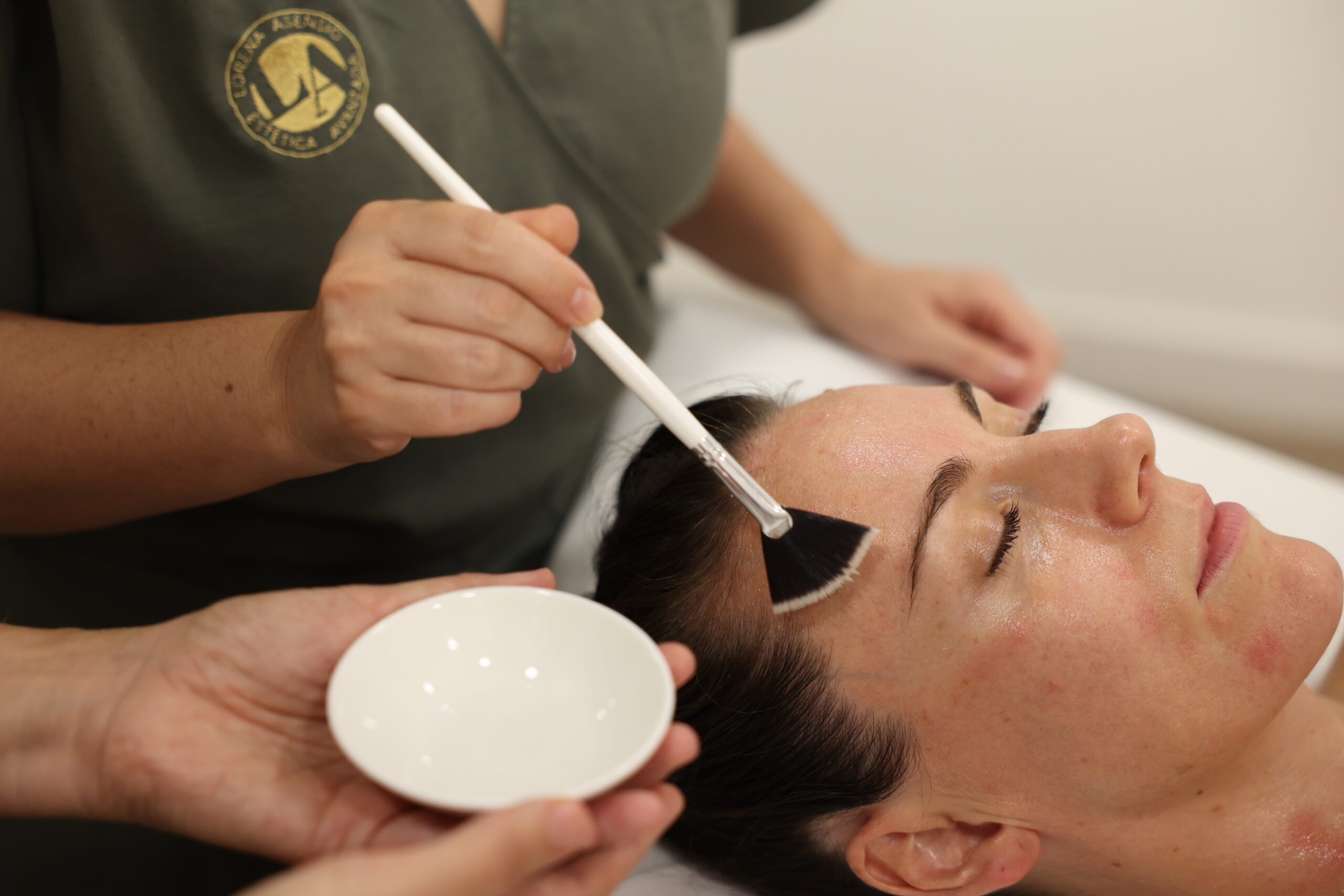 Re-LUMINA tratamiento facial Lorena Asensio Mujer con piel luminosa tras tratamiento facial ReLUMINA en Lorena Asensio Estética Avanzada Alicante
